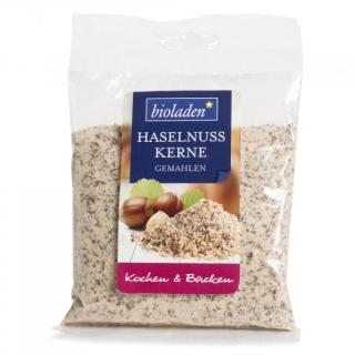 b*Haselnusskerne natur gemahlen