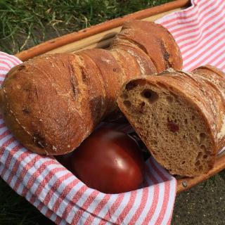 Wurzelbrot mit Tomaten